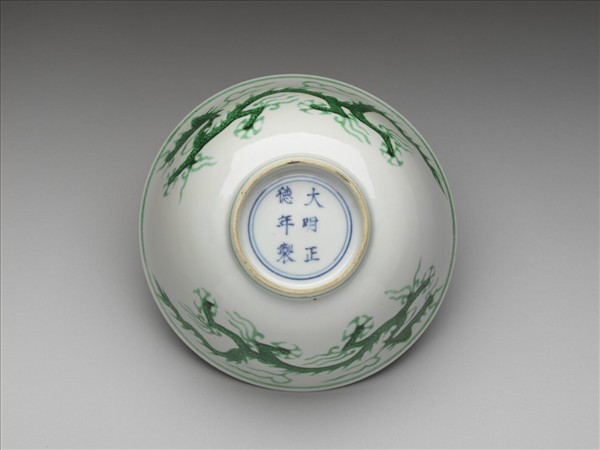 白瓷綠彩龍紋碗
