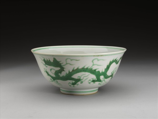白瓷綠彩龍紋碗