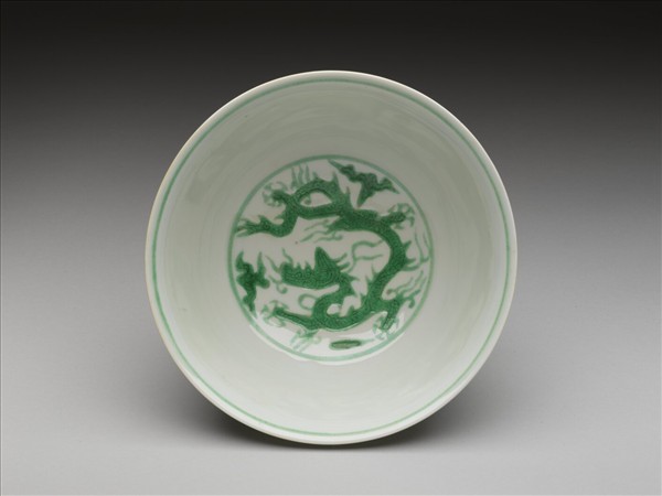 白瓷綠彩龍紋碗