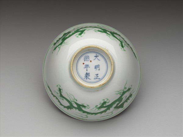 白瓷綠彩龍紋碗