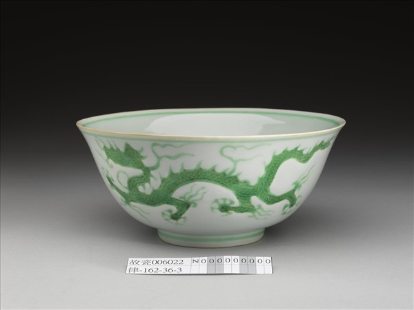 白瓷綠彩龍紋碗