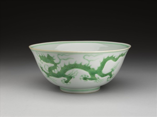 白瓷綠彩龍紋碗