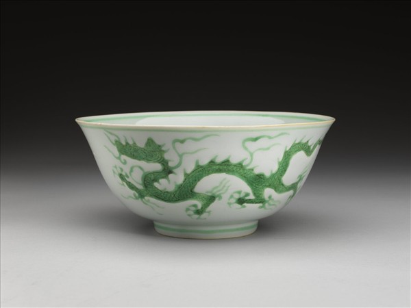 白瓷綠彩龍紋碗