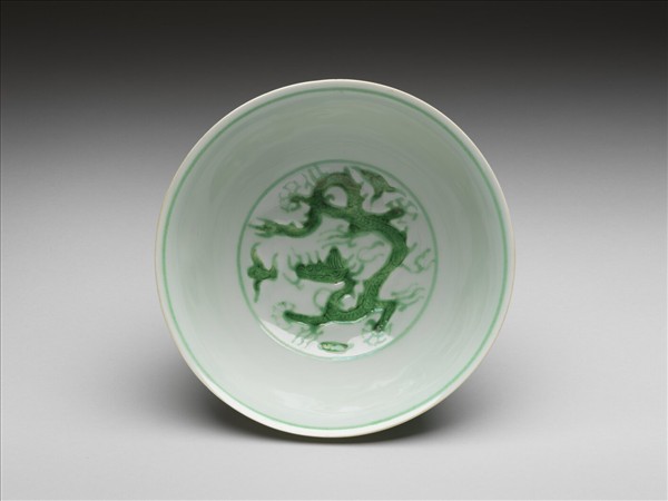 白瓷綠彩龍紋碗