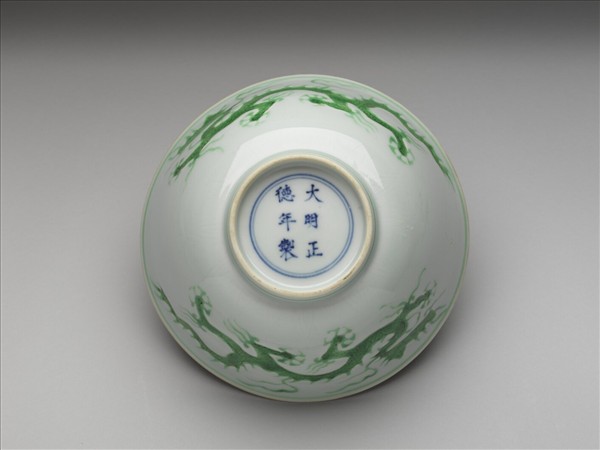 白瓷綠彩龍紋碗