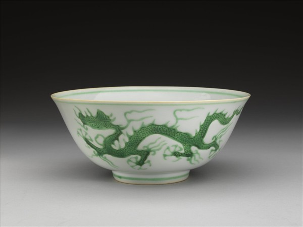 白瓷綠彩龍紋碗