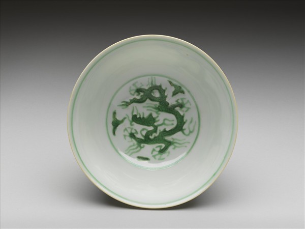 白瓷綠彩龍紋碗