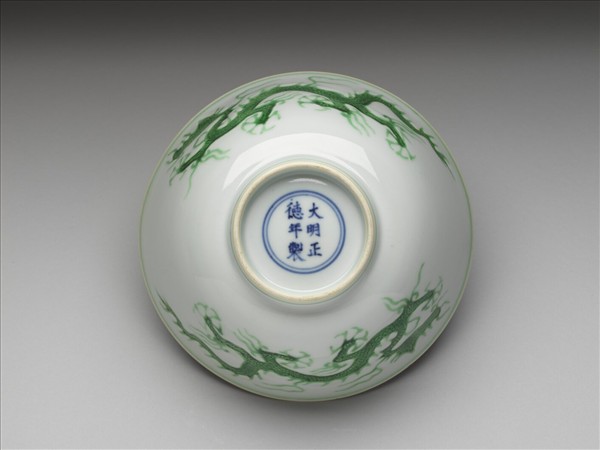 白瓷綠彩龍紋碗