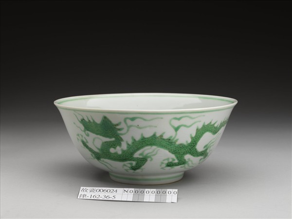 白瓷綠彩龍紋碗