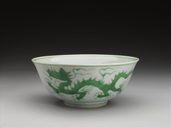 白瓷綠彩龍紋碗