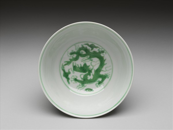 白瓷綠彩龍紋碗