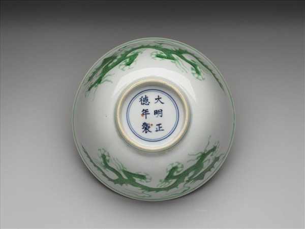 白瓷綠彩龍紋碗