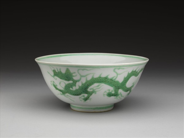 白瓷綠彩龍紋碗