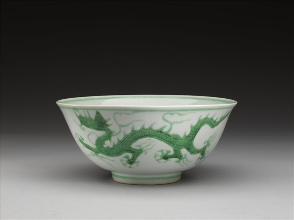 白瓷綠彩龍紋碗