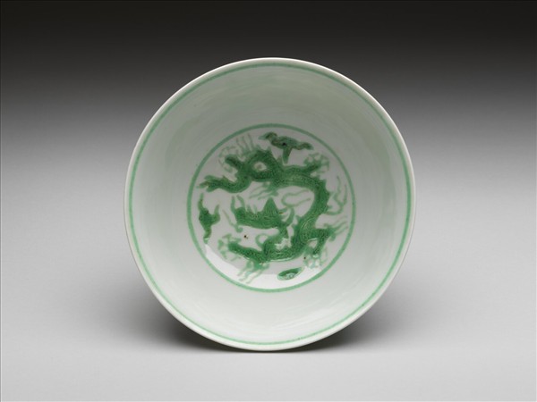 白瓷綠彩龍紋碗