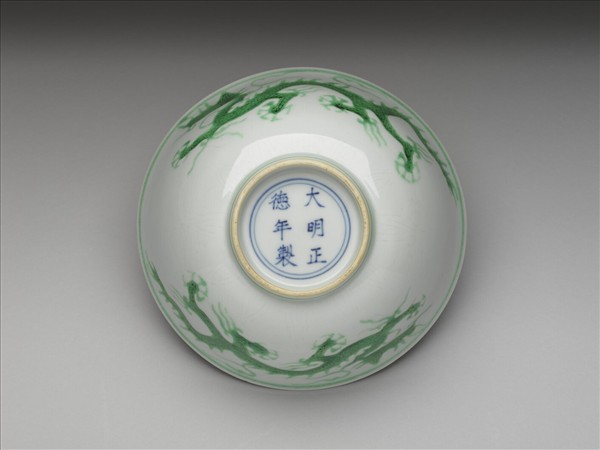 白瓷綠彩龍紋碗