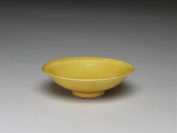 黃釉暗花牡丹紋碟