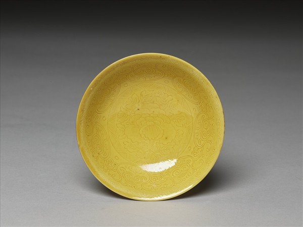 黃釉暗花牡丹紋碟