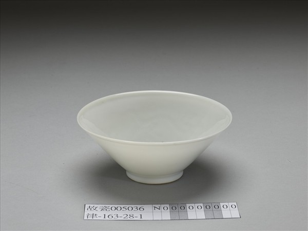 白瓷綠彩雲龍紋茶鍾