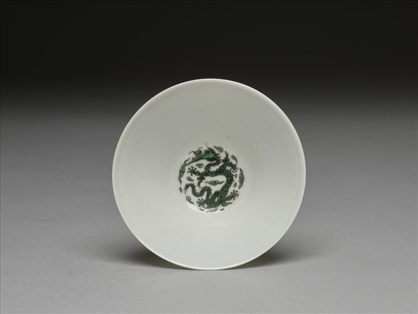 白瓷綠彩雲龍紋茶鍾