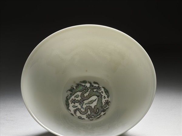 白瓷綠彩雲龍紋茶鍾