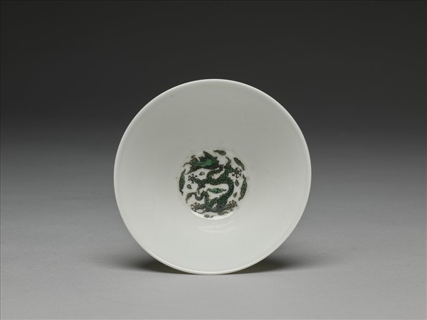 白瓷綠彩雲龍紋茶鍾