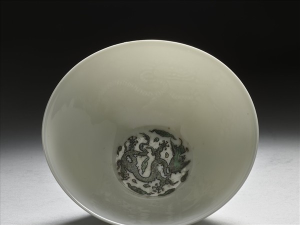 白瓷綠彩雲龍紋茶鍾