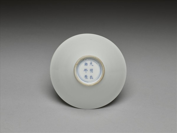 白瓷綠彩雲龍紋茶鍾