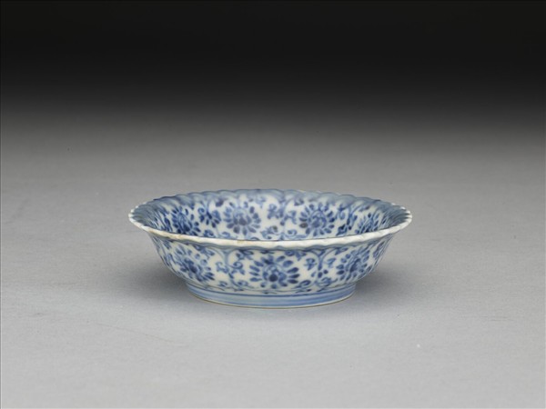 青花菊瓣口番蓮紋碟