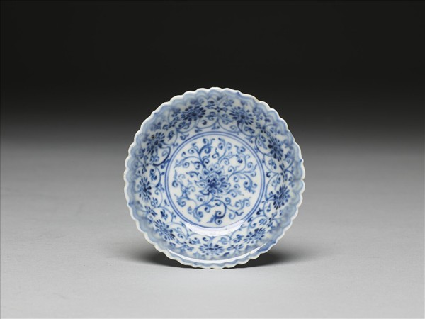 青花菊瓣口番蓮紋碟