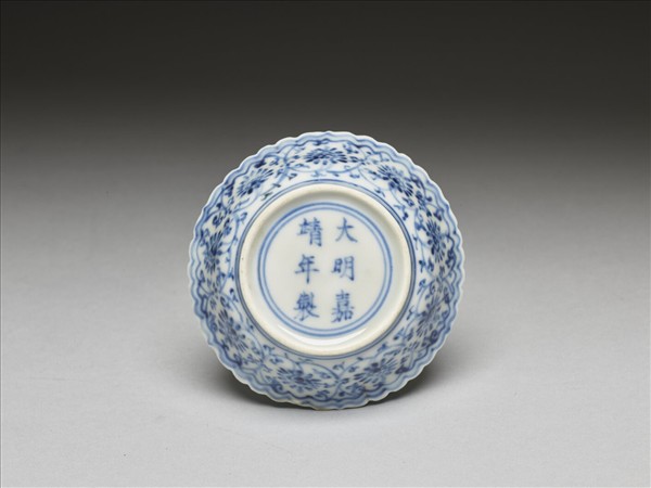 青花菊瓣口番蓮紋碟