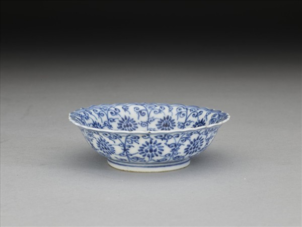 青花菊瓣口番蓮紋碟