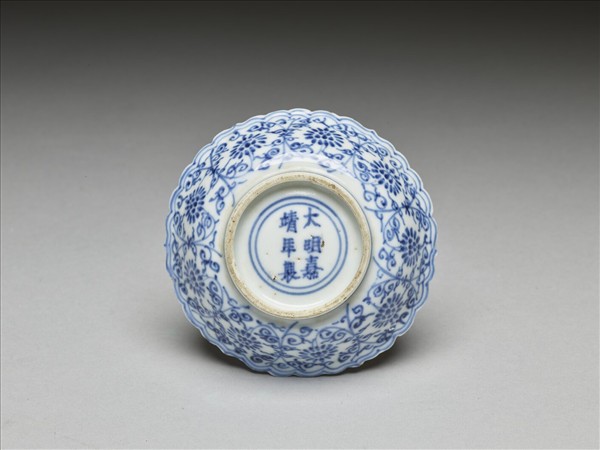 青花菊瓣口番蓮紋碟