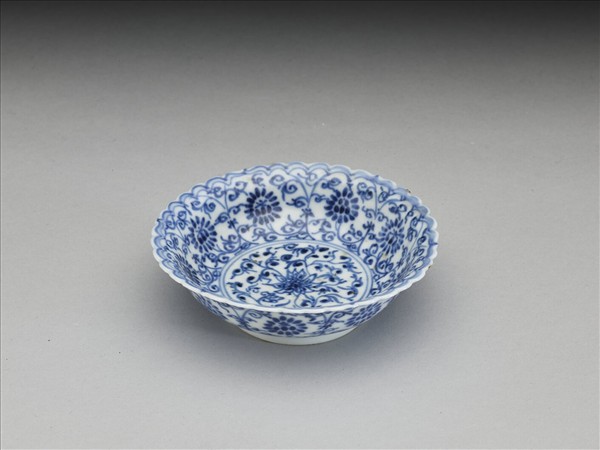 青花菊瓣口番蓮紋碟
