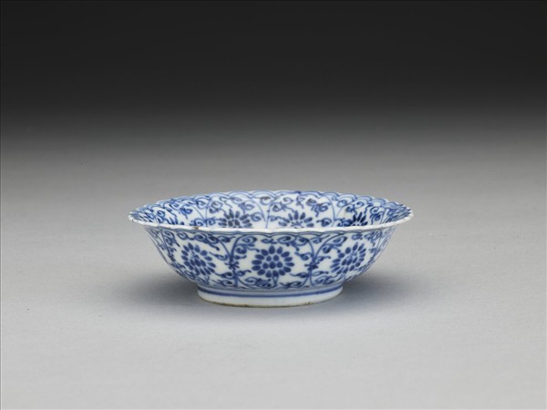 青花菊瓣口番蓮紋碟