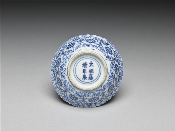 青花菊瓣口番蓮紋碟