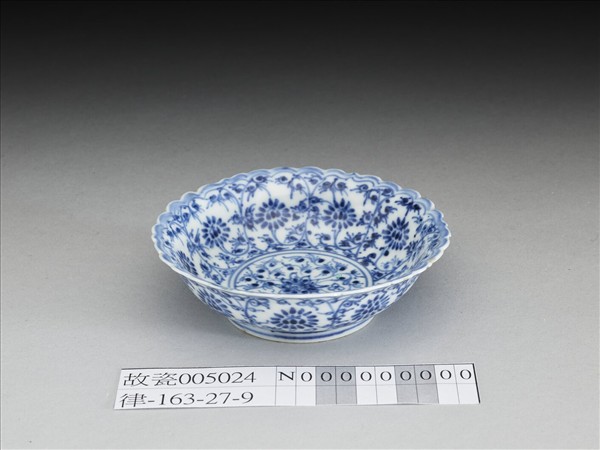 青花菊瓣口番蓮紋碟