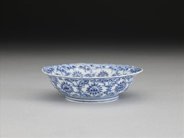 青花菊瓣口番蓮紋碟