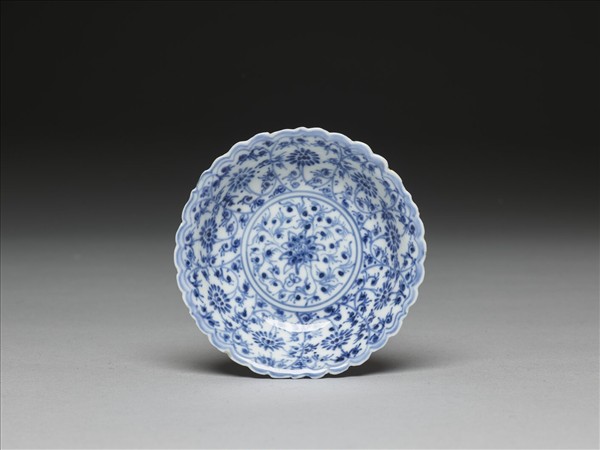 青花菊瓣口番蓮紋碟