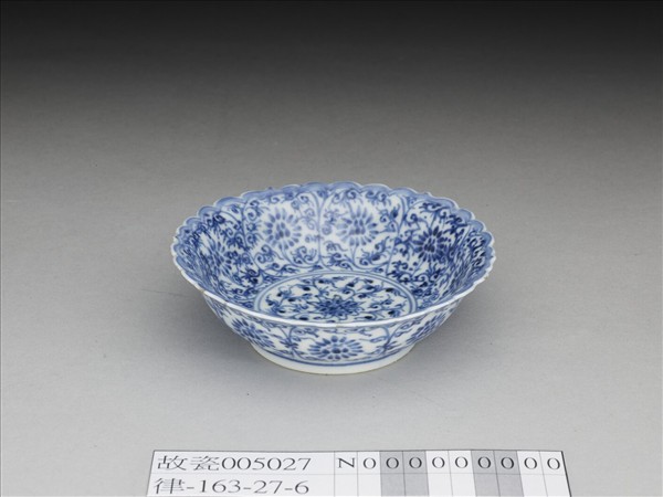 青花菊瓣口番蓮紋碟
