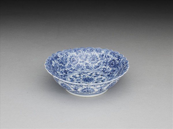 青花菊瓣口番蓮紋碟
