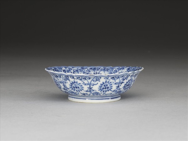 青花菊瓣口番蓮紋碟