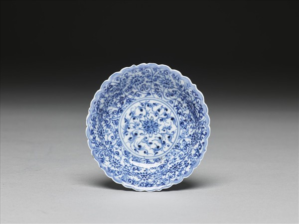 青花菊瓣口番蓮紋碟