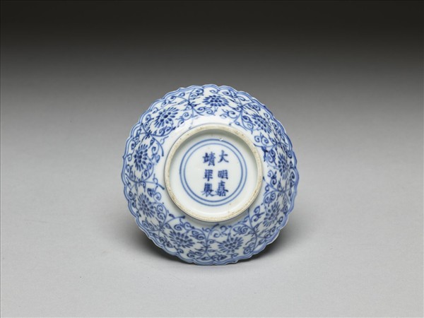 青花菊瓣口番蓮紋碟