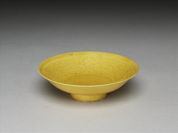 黃釉暗花牡丹紋碟