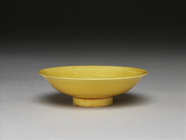 黃釉暗花牡丹紋碟