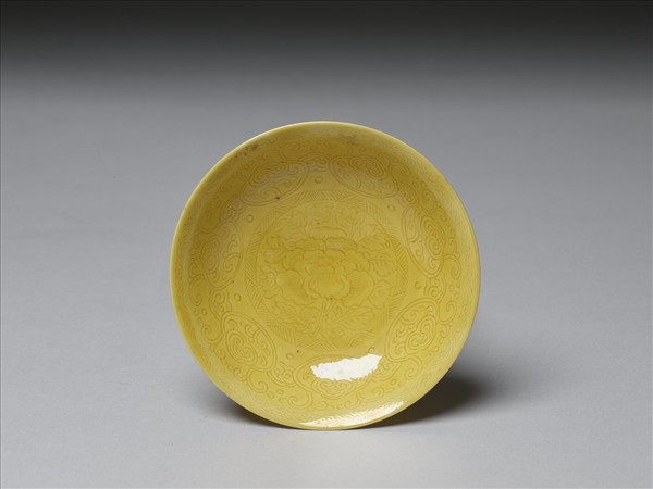 黃釉暗花牡丹紋碟