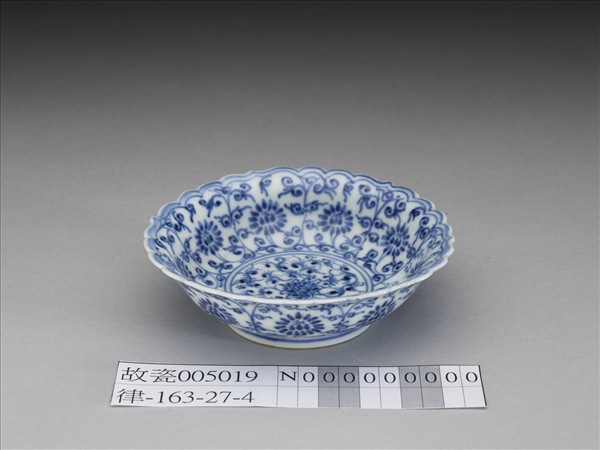 青花纏枝花卉紋菊花式盤