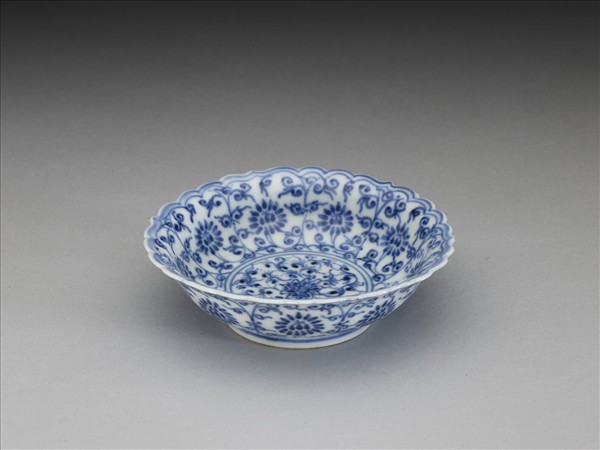 青花纏枝花卉紋菊花式盤