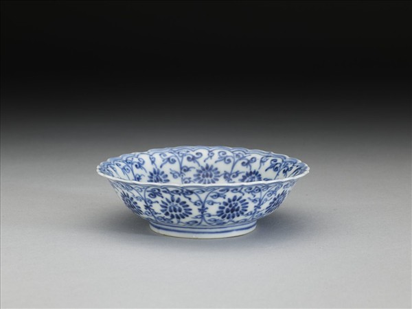 青花纏枝花卉紋菊花式盤